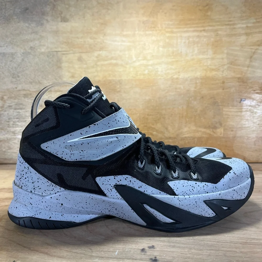 Nike Lebron Zoom Soldier 8 VIII Womens Size 10.5 Basketball Shoes 688579-001 - Picture 1 of 8